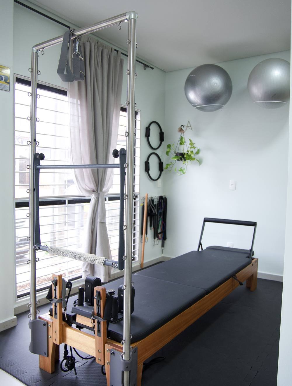 Studio de pilates com reformer e cadillac